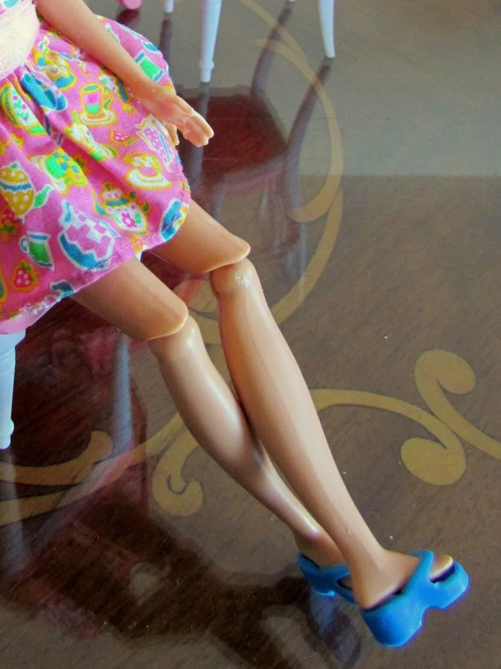 SKIPPER TEA PARTY DRESS & DISHES, ARTICULATED BARBIE SISTER w PINK HAIR STREAK
